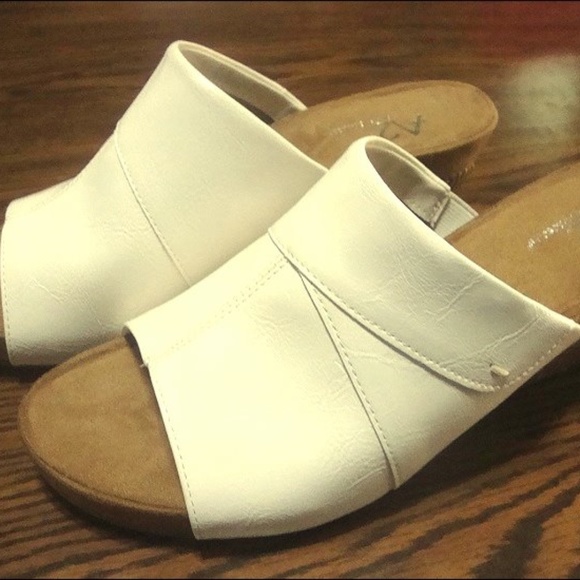 Aerosoles A2 White Leather Sandal Wedge Heel size 9 - Picture 1 of 4